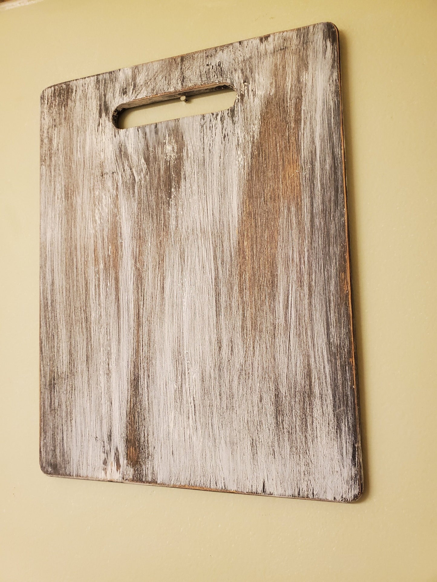 DECORATIVE CUTTING BOARD WITH MONOGRAM AND FAMILY NAME