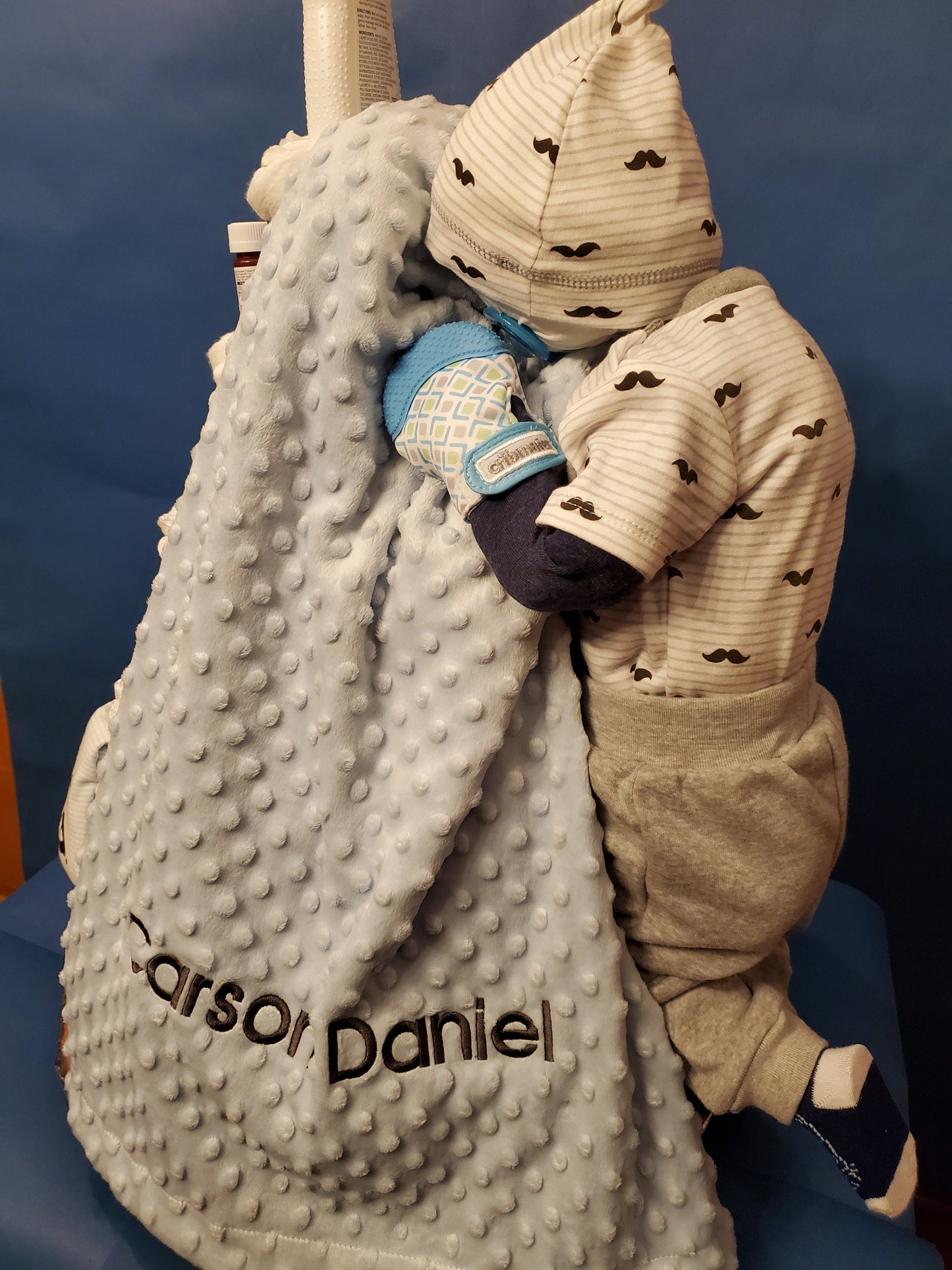CLIMBING BABY DIAPER CAKE