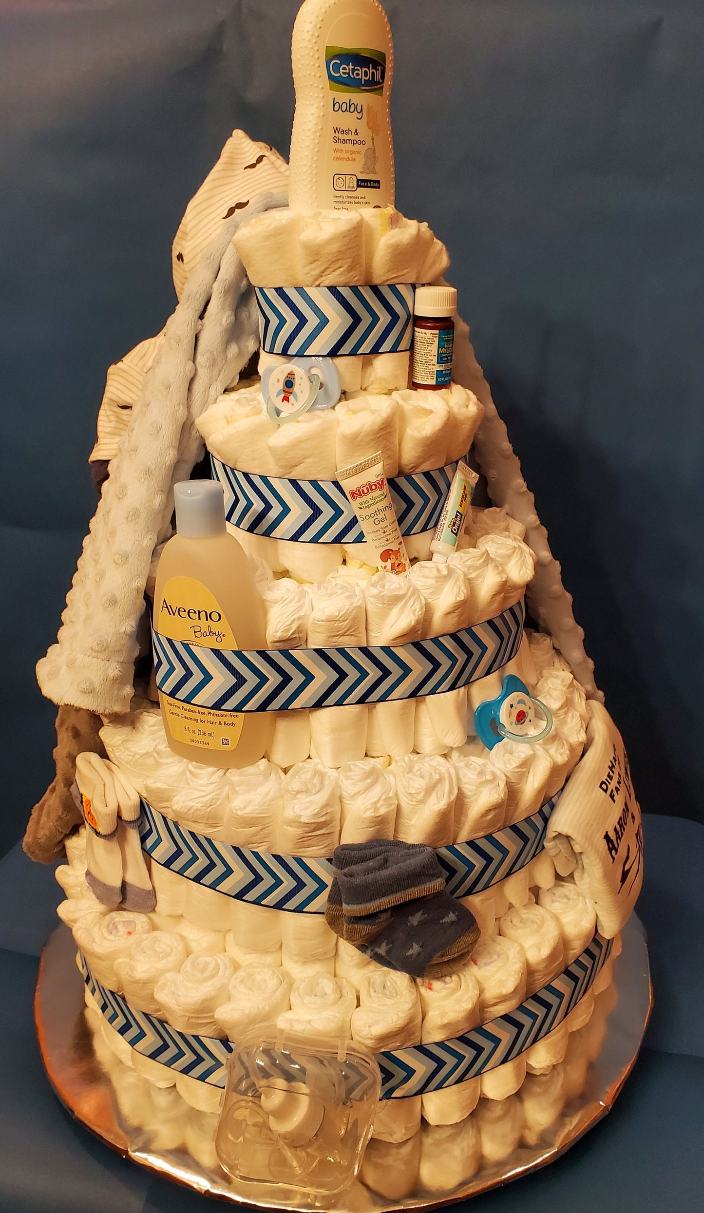 CLIMBING BABY DIAPER CAKE