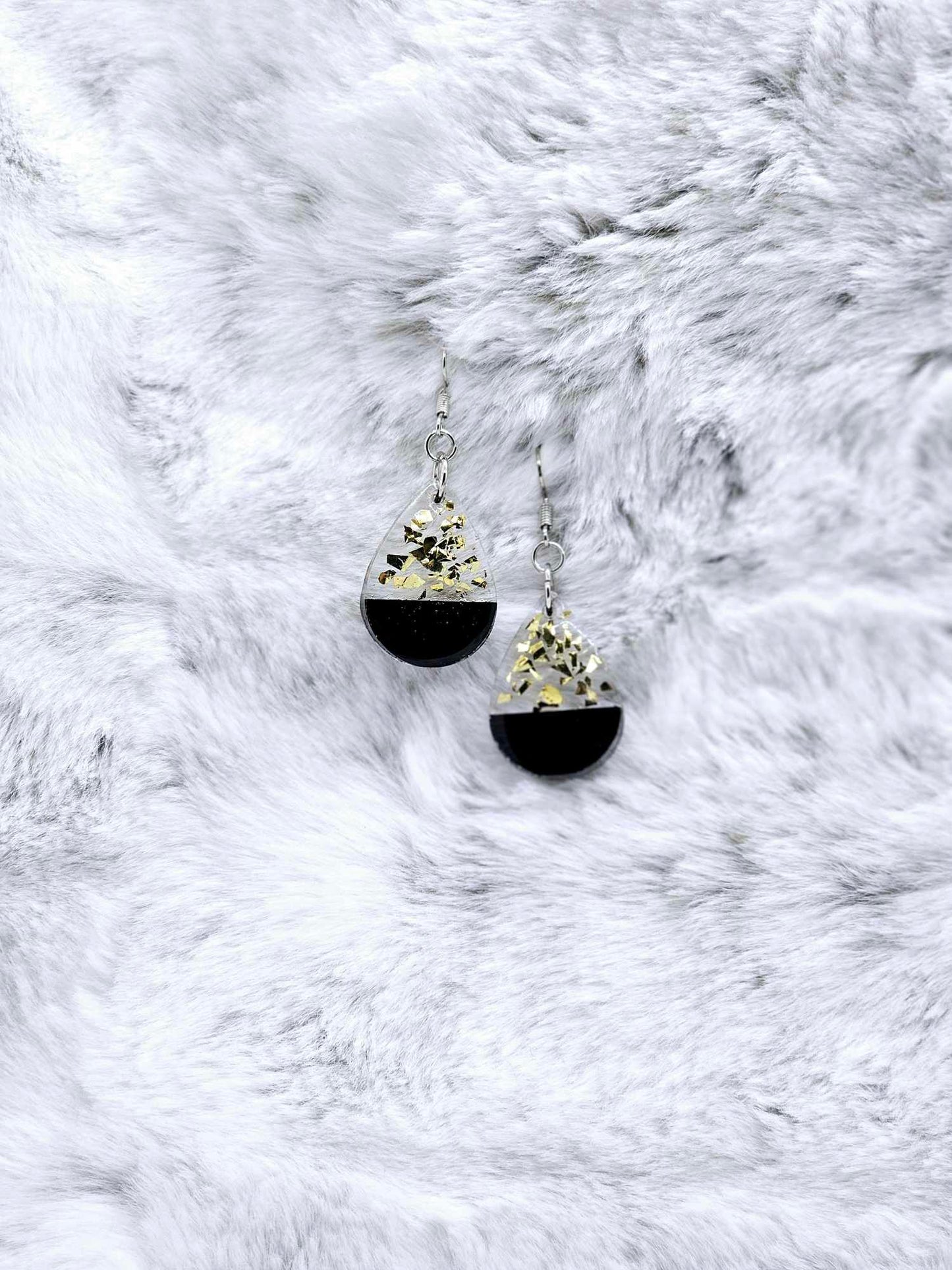 GOLD ACCENT TEAR DROP RESIN EARRINGS