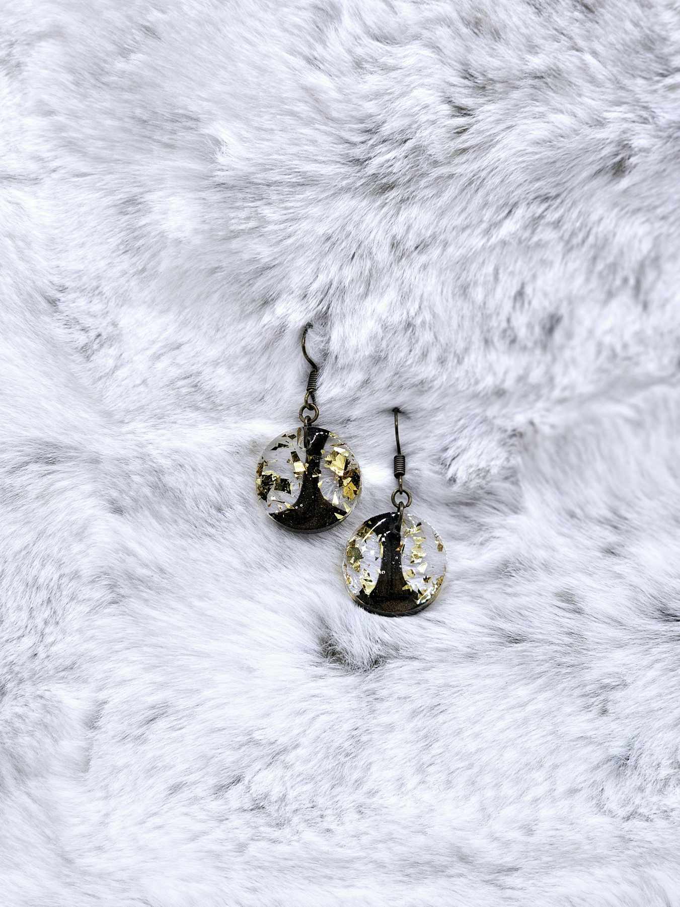 ROUND GOLD ACCENT RESIN EARRINGS
