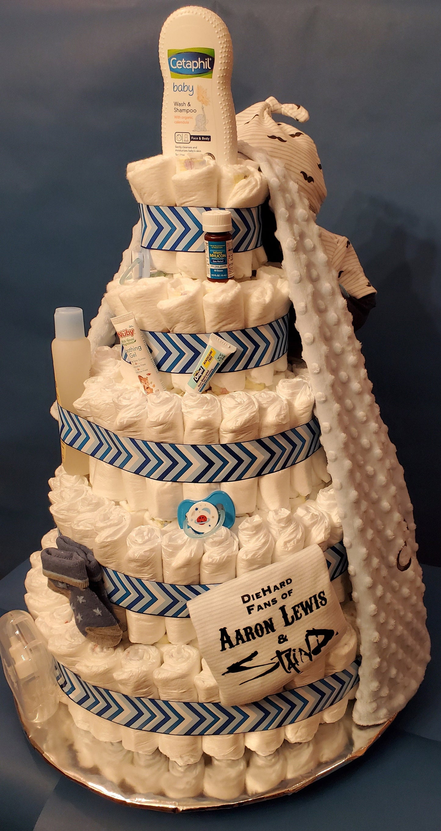 CLIMBING BABY DIAPER CAKE
