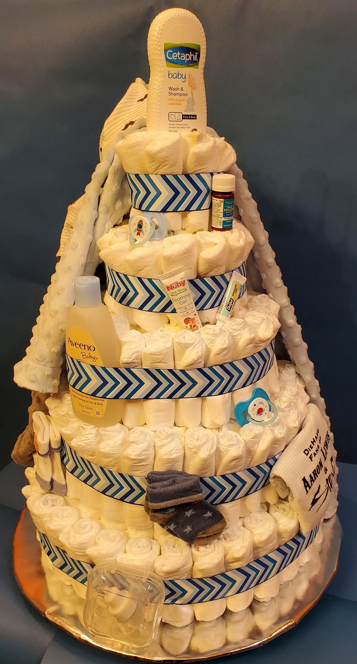 CLIMBING BABY DIAPER CAKE