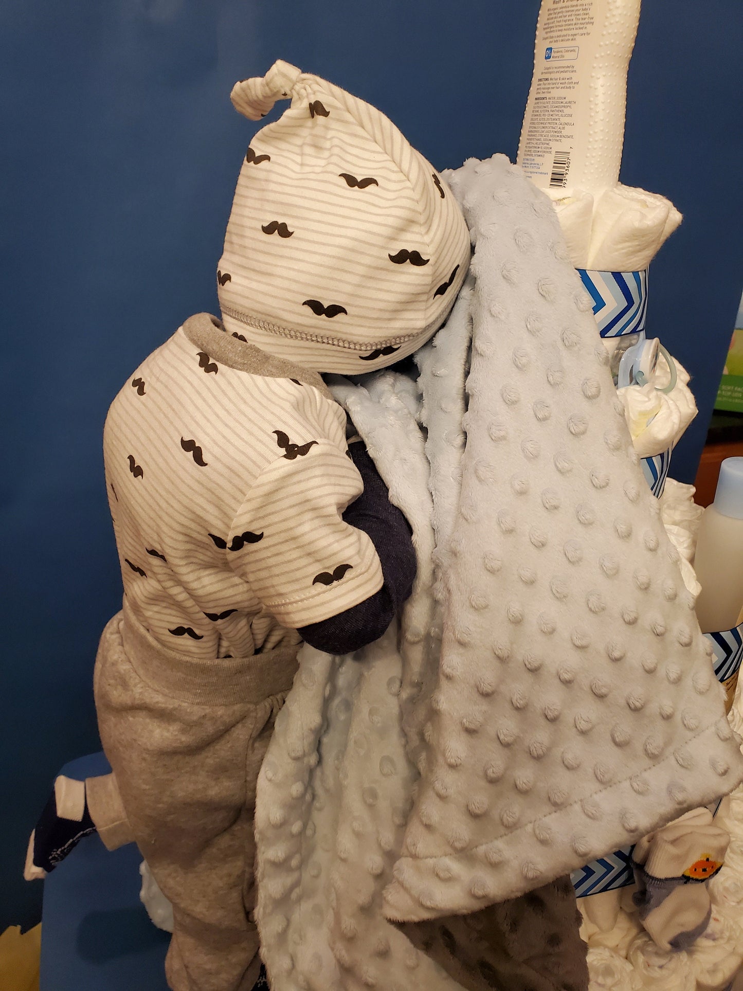 CLIMBING BABY DIAPER CAKE