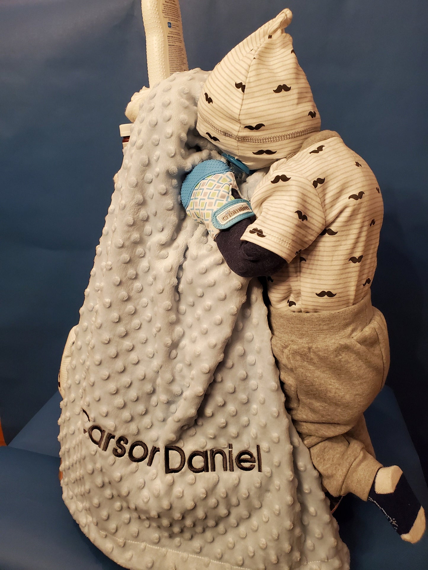 CLIMBING BABY DIAPER CAKE