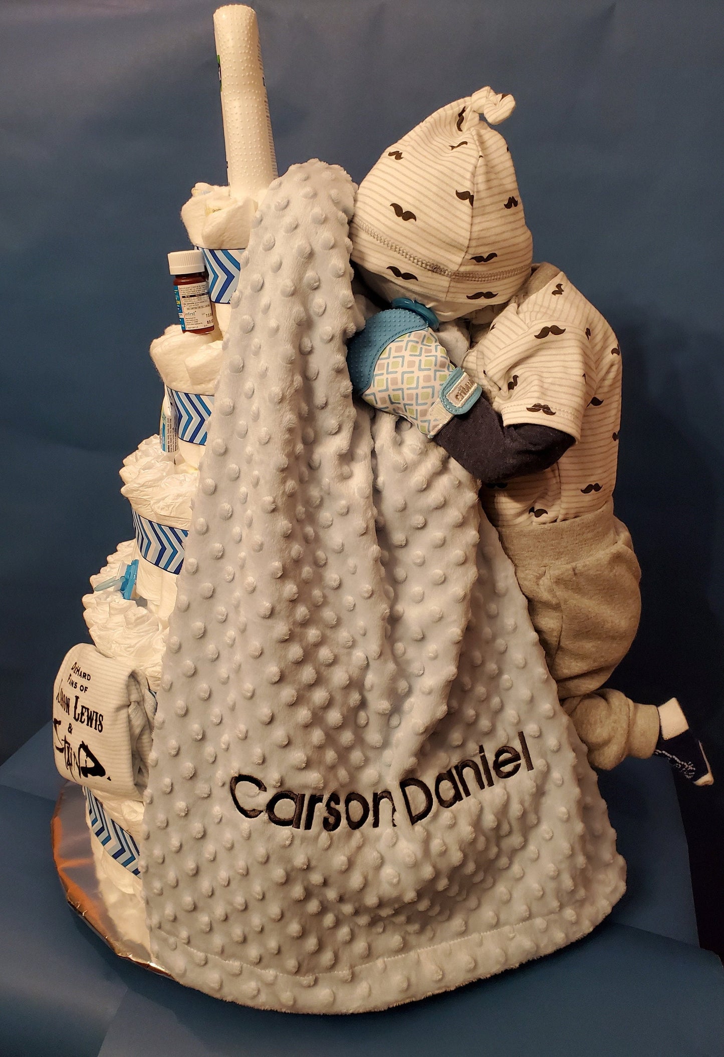 CLIMBING BABY DIAPER CAKE