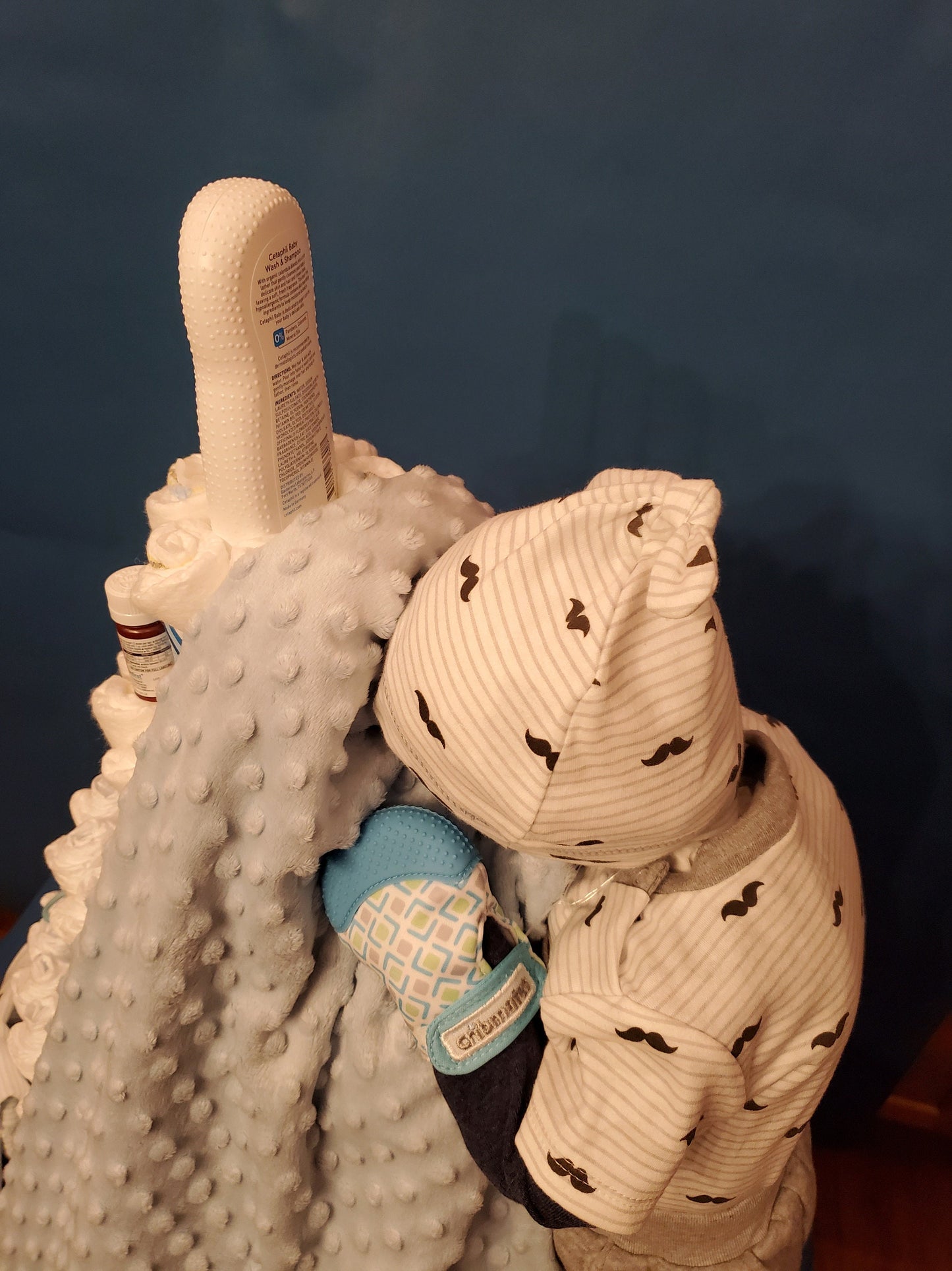 CLIMBING BABY DIAPER CAKE