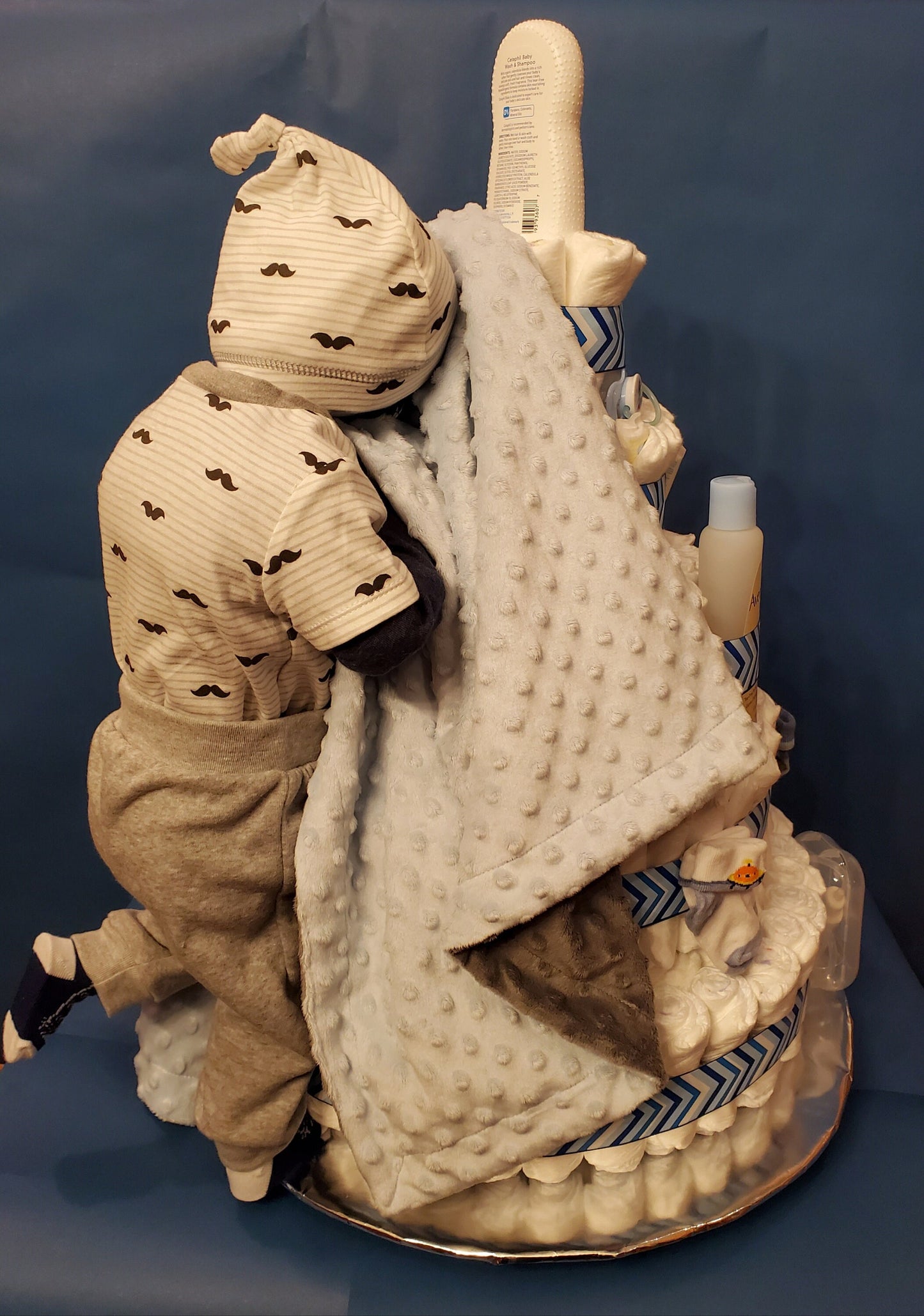 CLIMBING BABY DIAPER CAKE